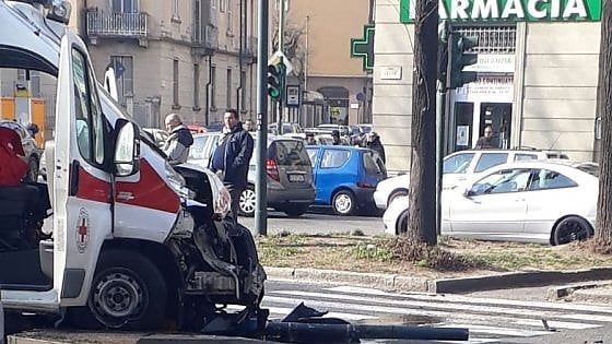Torino, auto contro ambulanza in corso Lecce: tre feriti, traffico in tilt