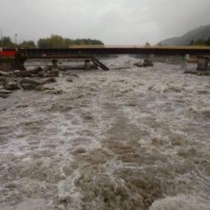 Maltempo in Piemonte, tir sbanda sulle barriere della Torino-Aosta