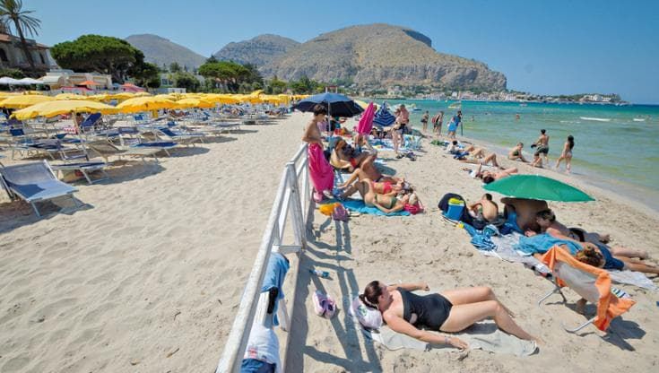 Spiagge, Savarino alza il tiro: “Via subito le staccionate”. Un portale contro gli abusivi