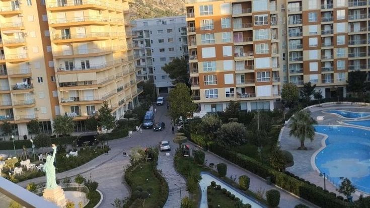 Hotel a 4 stelle del tycoon albanese, tramonti sull’Adriatico e dolce vita in attesa dei migranti sulla nave Libra