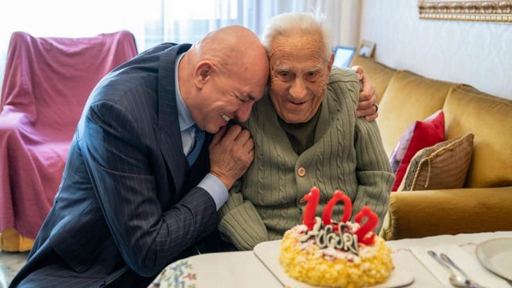 Crosetto festeggia il papà di Bonelli (Avs), ex carabiniere di 102 anni: “Un caffè insieme, grazie”