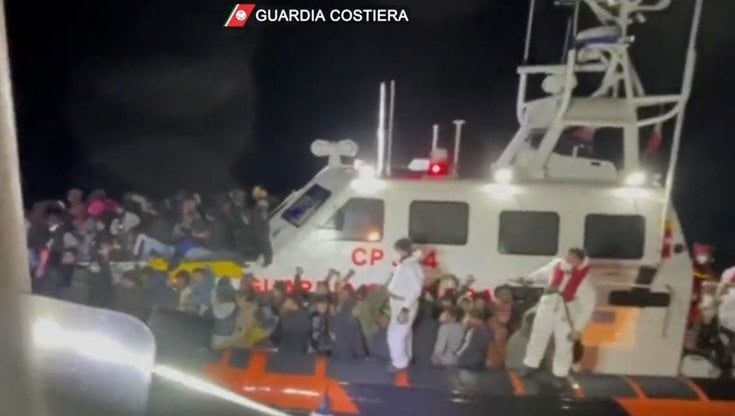 Il cadavere di un migrante riemerge dal mare di Lampedusa