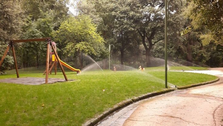 Napoli, la Floridiana torna a splendere: lampioni e irrigazione nel parco