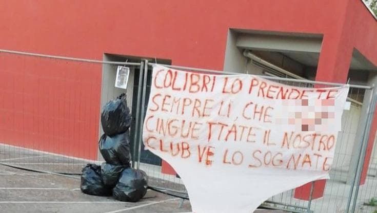 Prato, sacchi con feci davanti alla scuola Rodari