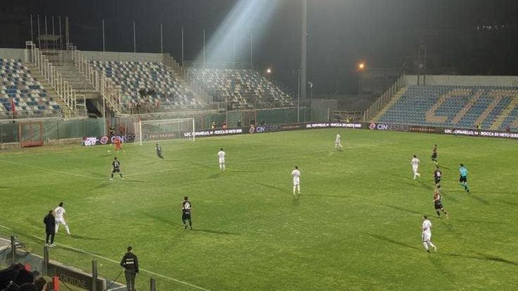 Il Catania è già in vacanza, a Crotone sconfitta che pesa