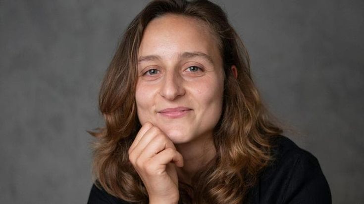 Immigrazione, adolescenza e disturbi alimentari nel nuovo romanzo di Andreea Simionel