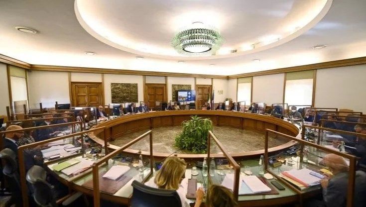 Laici del Csm, alla Camera Fontana apre alle candidature, ma solo un weekend per valutarle