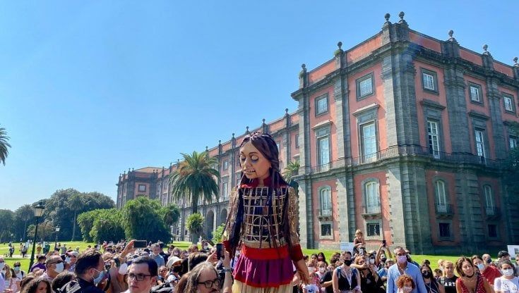 Amal, la "bambina" rifugiata balla con i coetanei a Capodimonte al suono delle tammorre