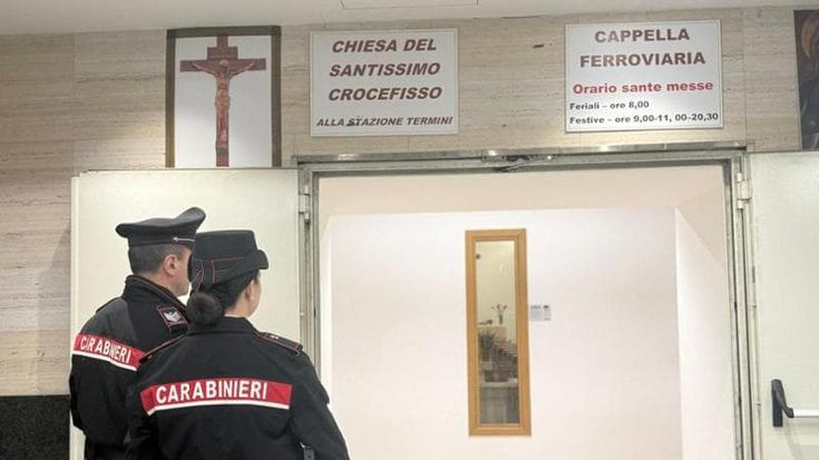 Senzatetto urina nell’acquasantieria cappella stazione Termini: denunciato