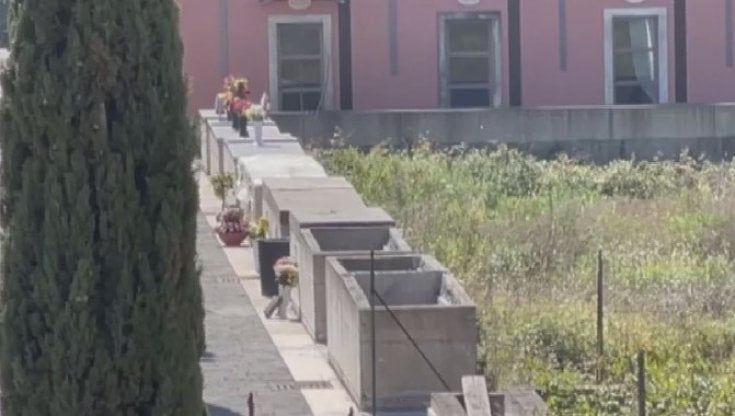 Catania, fioriere come tombe per superare l'emergenza loculi
