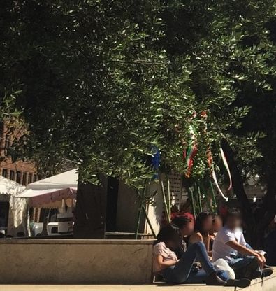 Nel giorno della Liberazione, a Napoli turisti bivaccano sul monumento di Salvo d’Acquisto, appena omaggiato dalle istituzioni