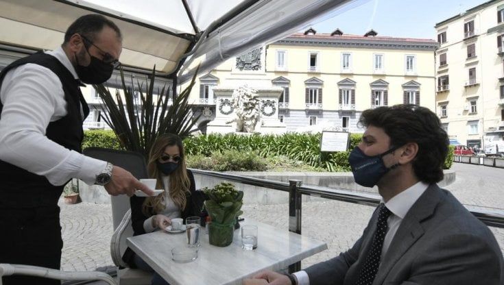 Napoli, riaprono bar e ristoranti: "Ci aspettiamo grande afflusso" 