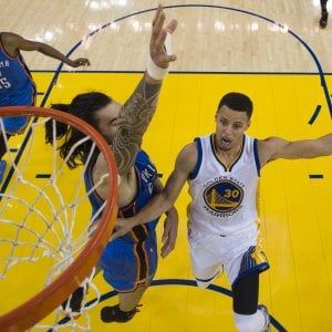 Basket, playoff Nba: Curry torna super, Golden State pareggia la serie