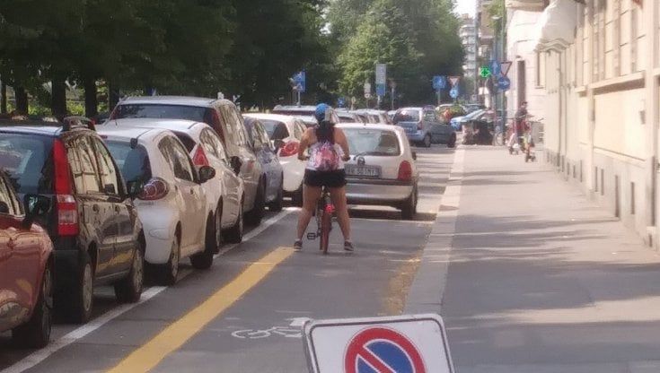 Battaglia sulla ciclabile di corso Lecce, lavori in corso e auto parcheggiate male  
