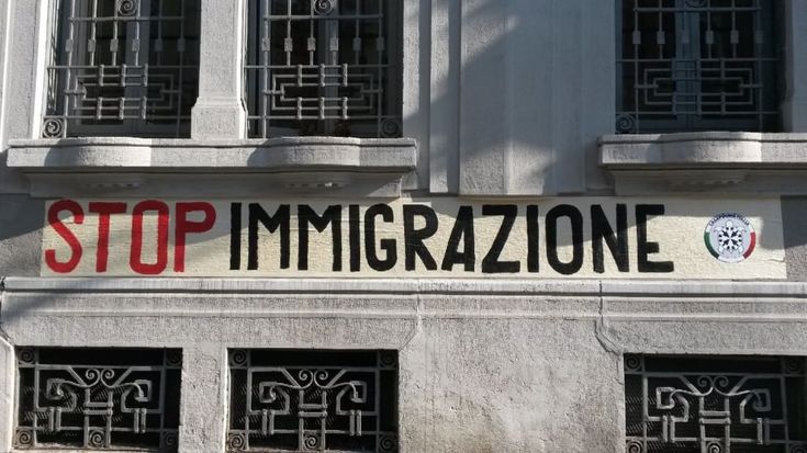 "Stop immigrati": blitz di Casapound sui muri di Milano