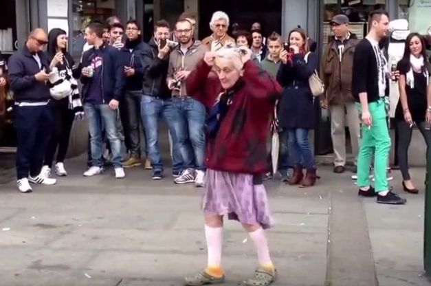 Torino: addio a "Anna del Balon", l'anziana ballerina di strada diventata famosa sul web