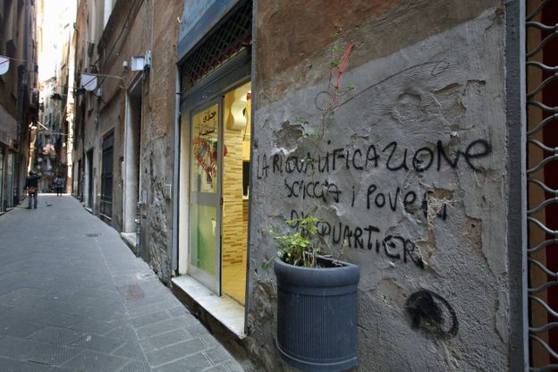 La Maddalena, il fascino dei vicoli e le serrande abbassate
