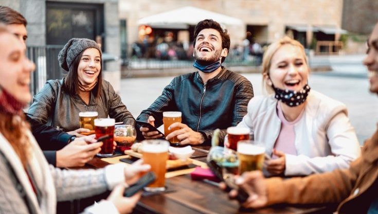Una birra in compagnia è il tipo di aperitivo preferito dagli italiani