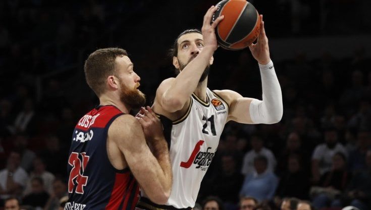 Basket, Bologna vince a Pesaro all'overtime. Milano domina il derby con Varese