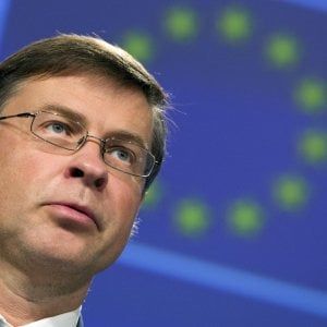 La Ue taglia alle stime di crescita dell'Italia: +0.4% nel 2020. E avverte: "Dubbi sulle misure anti-evasione in Manovra"