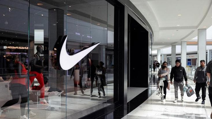 Nike nel mirino di Trump: “Discrimina i dipendenti bianchi”