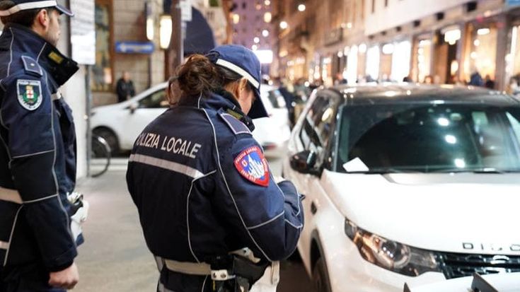 Il Comune abolisce “quota 60” per i vigili: così salta l’esenzione dai turni di notte. E la denuncia arriva in procura
