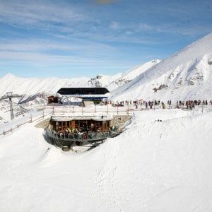 Sciatore muore fuoripista a Limone: volo di 200 metri dopo aver scattato alcune foto