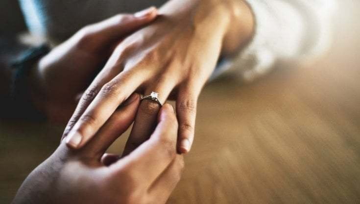 Paga a metà prezzo, e a sua insaputa, l'anello di diamanti. La moglie alla gioielliera: "Il resto dei soldi lo metto io"