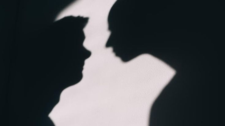 Larghe intese d’amore: quando il cuore è diviso tra sinistra e destra