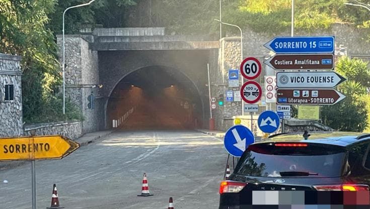 Statale sorrentina in tilt per la frana, galleria ancora chiusa. “Chiediamo interventi immediati”