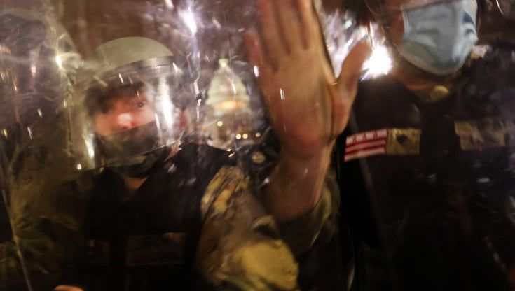Usa, la polizia è tre volte più violenta con i manifestanti di sinistra che con i pro-Trump