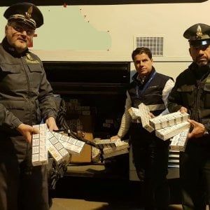 Brindisi, 20 chili di sigarette nascoste nell'autobus: 45enne arrestato per contrabbando