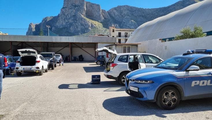 Palermo, 30 colpi di Kalashnikov contro un parcheggio a Sferracavallo