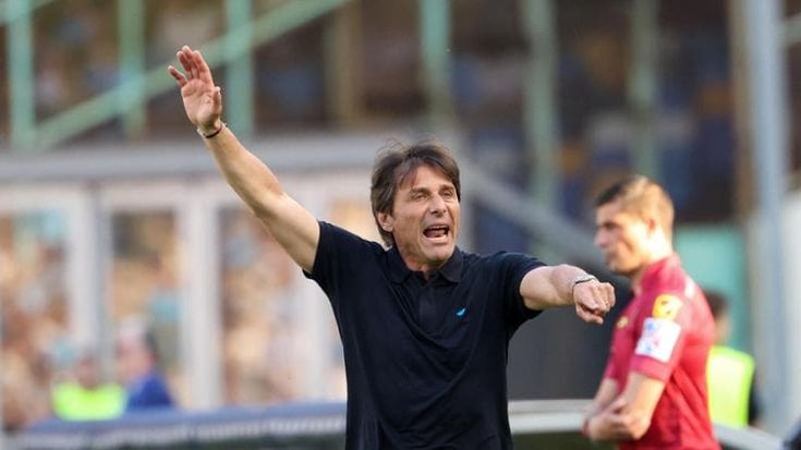 Il Napoli vince ed è secondo, ovazione del Maradona per Antonio Conte