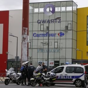 Parigi, rapina al centro commerciale: liberati gli ostaggi 