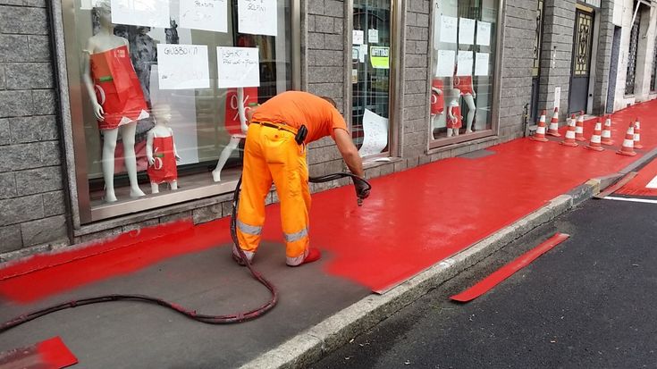 A Nichelino spuntano i marciapiedi color rosso: "Non c'entra la politica, si vedono di pi&ugrave;"