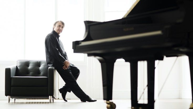 Rubrica Caruso. Tutto Debussy: a Ferrara due concerti con Jean-Efflam Bavouzet, il profeta francese del pianoforte