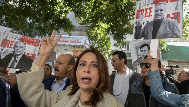 Tunisia, il pugno del presidente Saied anche sui giornalisti. Arrestato il direttore di una radio
