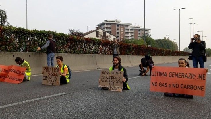 Milano, ambientalisti bloccano tangenziale est: "Trovare soluzione alla crisi climatica, la politica ci ascolti"