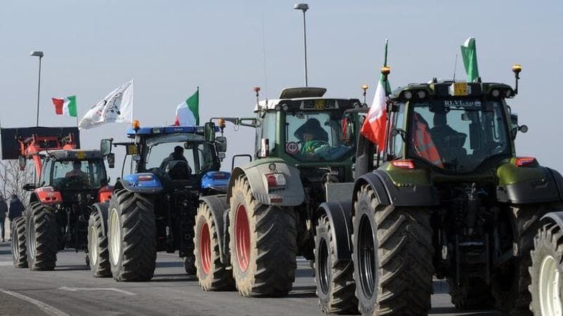 Torna la protesta dei trattori: “Occupiamo le strade contro il caro gasolio”