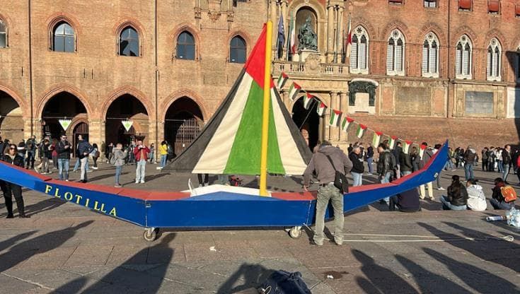 Di carta, legno, stoffa: così le barche della Flotilla sono il simbolo della piazza di Bologna