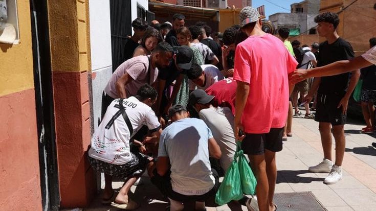 Ceuta, le strade piene di ragazzi: ad assisterli arrivano i residenti