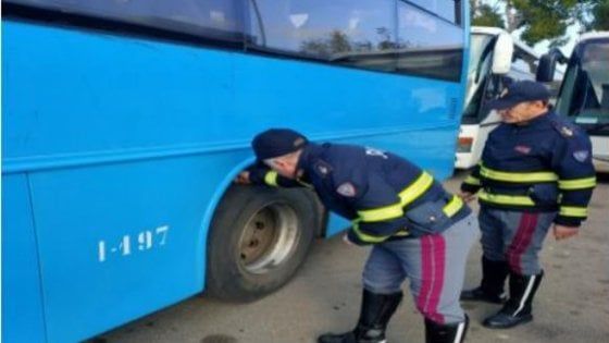 Controlli a tappeto sui bus dei pendolari: a Brindisi autisti al cellulare e assenza di cinture di sicurezza