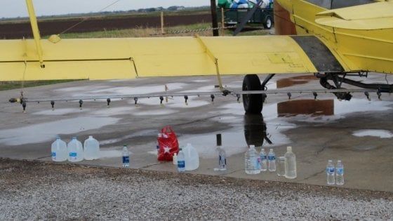 Usa, pioggia di acqua santa in Louisiana: prete sparge dall'aereo 380 litri benedetti su abitanti di Cow Island