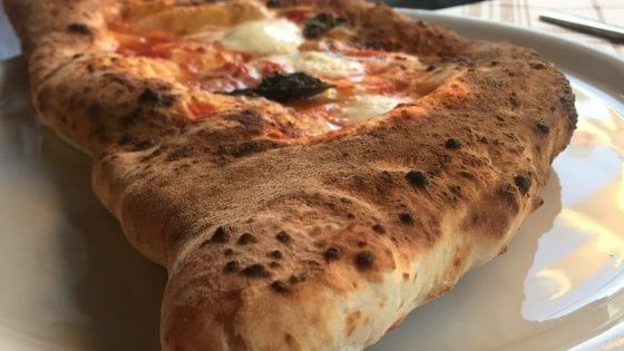 Antonio La Trippa a Napoli: quando la pizza è condita anche con un pizzico di folklore