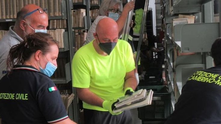 Camerino, 150 volontari al lavoro per il trasloco della Biblioteca Valentiniana