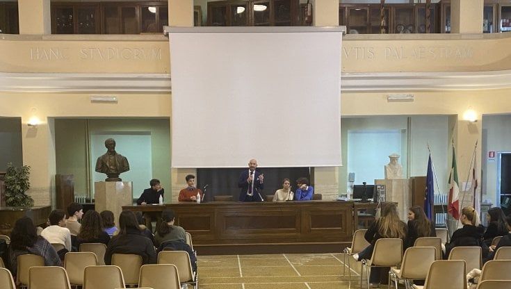 Genova, Matteo Bassetti ai liceali: "Nessun medico resta disoccupato, ma il test d'ingresso è sbagliato"