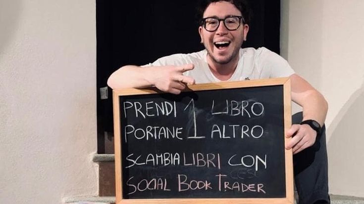 Le cassette delle mele diventano biblioteche: il book crossing che fa rinascere i libri