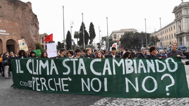Clima, l'appoggio di Fridays for future all'appello degli scienziati: "E' arrivato il momento che la politica ci ascolti"