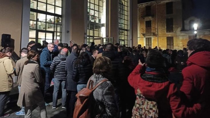 Folla da stadio a Biella per lo storico Barbero, in 300 restano fuori dalla biblioteca